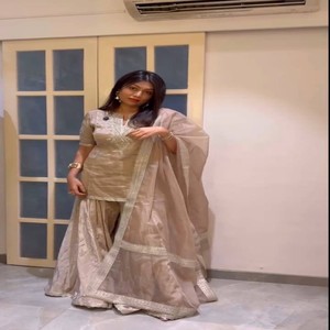 Ensemble haut et pantalon palazzo VASTRA COTTAGE en tissu créponné de créateur, brodé de sequins, avec dupatta et sous-vêtement micro, tenue de soirée - Product Image 2