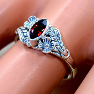 Bague Statement Artisanale en Argent Bohème, Motif Floral Feuille et Pétale, Garnet Taille Marquise, Bande Florale - Product Image 1