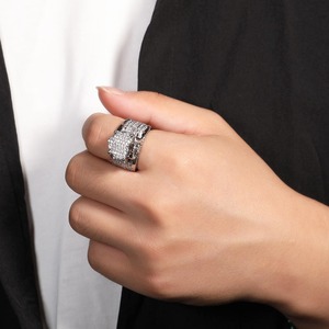 Anillo de Oro y Plata Personalizado Estilo Hip Hop con Diamantes Moissanite, Joyería de Lujo Moderna para Entusiastas de la Moda y Regalos Promocionales - Product Image 3
