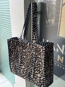 Bolsa de Mano Acolchada de Lona Sostenible - Bolsa de Playa con Bordado Floral Bohemio y Estampado a Mano para Mujer - Product Image 4