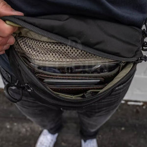 Riñonera de moda ligera para uso diario con correa ajustable, ideal para viajes y actividades al aire libre, disponible para venta en línea. - Product Image 6