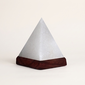 Lampe en forme de pyramide en sel de l'Himalaya blanc, lampe en sel de roche cristallin faite à la main pour la chambre à coucher, le bureau à domicile, la relaxation et la décoration - Product Image 1