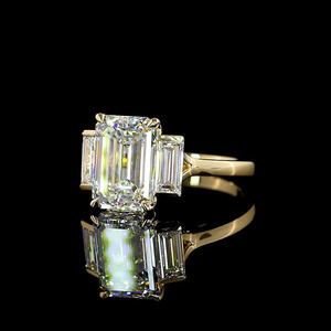 Anillo de Compromiso con Tres Diamantes Cultivados en Laboratorio con Corte Esmeralda, Diamantes Laterales Baguette, Certificado IGI, Chapado en Rodio, 10K, 14K, 18K, para Fiesta - Product Image 3