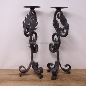 Grand candélabre antique en fer forgé avec un beau design de bras de défilement parfait pour créer des décors de table vintage intemporels - Product Image 4