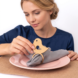 Anneaux de serviette ronds en bois modernes, faits à la main, écologiques, durables et personnalisés pour la décoration de mariage - Product Image 1