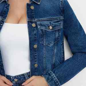 Transforma tu look al instante con estas piezas sofisticadas y modernas que redefinen lo que significa las blusas vaqueras para mujer. - Product Image 2