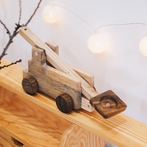 Voiture jouet en bois de qualité fantastique avec manivelle, design minimaliste pour la chambre d'enfant et le rangement - Product Image 1