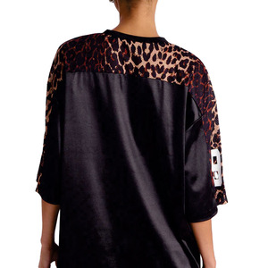 Maillot de football américain noir premium pour femme 2026, en polyester brillant avec empiècements léopard en maille, col en V, style streetwear, avec numéro, commande en gros - Product Image 2