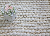 Tapis tufté en laine bleue moderne fait main avec envers en latex, texture douce, rayures et pompons pour salon, chambre et décoration intérieure