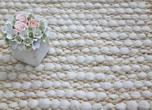 Tapis tufté en laine bleue fait main – Tapis texturé doux à rayures et pompons pour salon, chambre et décoration intérieure - Product Image 4