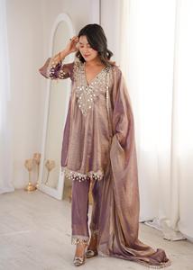 Salwar Kameez Moderno para Mujer de Dhwaja Export en Tela Fendy con Bordado de Lentejuelas y Encaje |   Secado Rápido - Product Image 4