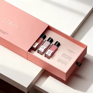 Caja de Embalaje de Lujo para Esmalte de Uñas con Logotipo Estampado en Lámina Dorada y Solapa Magnética - Product Image 4