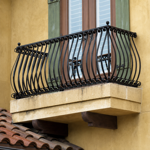 Balustrade de balcon en fer forgé noir décoratif avec motif festonné ornemental pour la protection des fenêtres et la décoration extérieure de la maison - Product Image 2