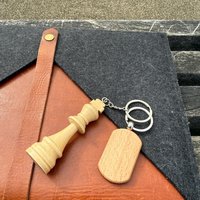 Porte-clés personnalisé en bois en forme de pièce d'échecs, fait main, écologique, minimaliste, cadeau pour joueur, logo personnalisé pour anniversaire/mariage/maison