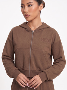 Conjunto de chándal de forro polar para mujer al por mayor: sudadera con capucha corta y pantalón de pierna ancha, de tejido grueso, corte holgado, con cordón ajustable, personalizable. - Product Image 4
