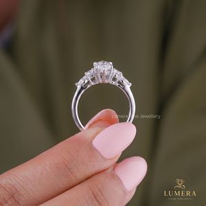 Bague de fiançailles classique de luxe pour femme, sertie de pierres de laboratoire taille marquise en forme de fleur, certifiée IGI - Product Image 5