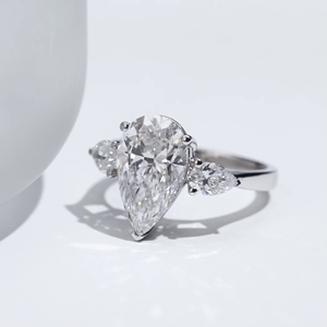 Bague de fiançailles pour homme en platine avec diamant taille poire de 2 carats et diamants latéraux, or massif 14 carats, certifiée IGI, style classique - Product Image 4