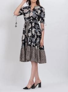 Robe midi en coton noir à fleurs style bohème, col en V, légère et confortable, tenue d'été disponible à la vente en gros - Product Image 5