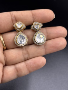 Boucles d'oreilles clous rondes plaquées or 18 carats pour femmes, design goutte d'eau serti clos, pour occasions de mariage, par Amaira Jewels - Product Image 3