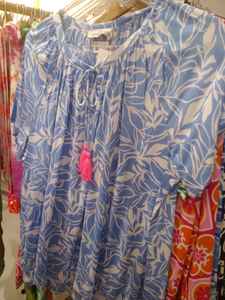 Tunique légère vintage pour femme en satin imprimé étoiles, vert et blanc, style bohème, manches longues, col en V, col rabattu, boutonnée, idéale pour les fêtes - Product Image 3