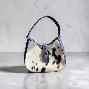 Sac à bandoulière bohème en cuir véritable avec imprimé animalier et décoration rivetée, fermeture à boucle, poignée unique - Product Image 1