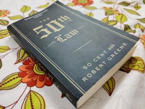50th Law โดย 50 โรเบิร์ต เซ็นท์ กรีน หนังสือปกอ่อน ขายดีสำหรับผู้ใหญ่ เรื่องความสำเร็จและแรงบันดาลใจ ขนาด 6x9 นิ้ว - Product Image 3