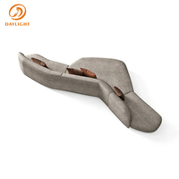 Canapé blanc moderne de luxe avec une silhouette longue en forme de ruban/arc et des lignes minimalistes et épurées, canapé de salon haut de gamme