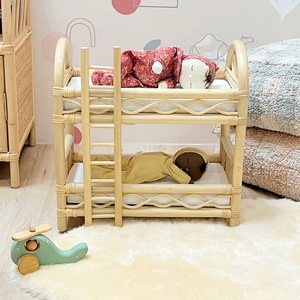 Una cama para muñecas de dos niveles hecha de ratán natural, un juguete para niños. - Product Image 1