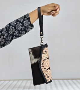 Cartera larga hecha a mano de cuero 100% auténtico con estampado floral, cierre plegable, estilo bohemio para mujer, estampado animal en blanco y negro - Product Image 2