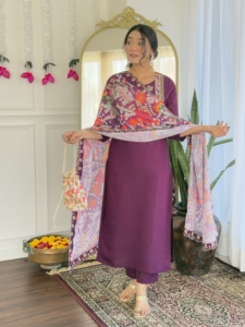 Conjunto de Kurti de Viscosa Chanderi Color Vino para Mujer, con Pantalón de Viscosa Chanderi y Dupatta de Seda Chanderi, Superventas - Product Image 6