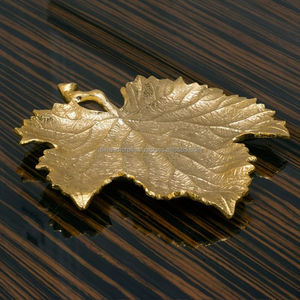 Bandeja de Metal con Diseño de Hojas – Perfecta para Servir, Almacenar o Simplemente Realzar la Decoración de tu Hogar - Product Image 6