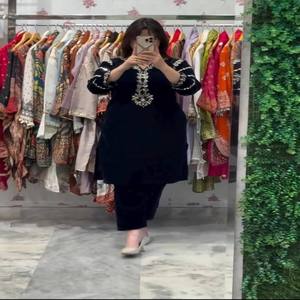 Set atasan dan bawahan Velvet Desainer VASTRA COTTAGE dengan Bordir Payet, Pakaian Pesta Etnis untuk Wanita - Product Image 2