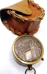 Brújula Plana de Latón Hecha a Mano Estilo Vintage, Torre del Bridge de Londres 1886-1894, Redonda, Antigua, Decorativa, Coleccionable, con Estuche de Cuero - Product Image 5