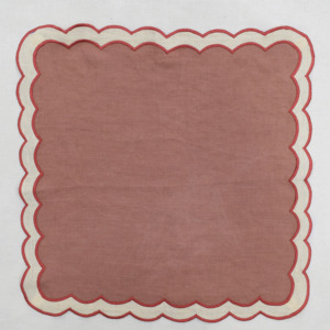 Serviettes de table en lin de luxe faites à la main avec bord festonné et broderie, idéales pour les mariages et la décoration de table - Product Image 1