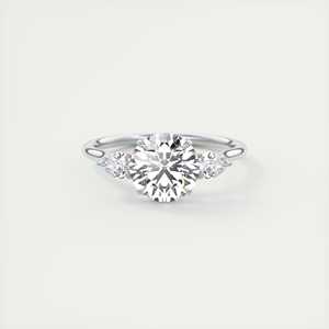 Anillo de compromiso de tres piedras con diamante cultivado en laboratorio de corte redondo de 2.50 quilates y piedras laterales en forma de pera para apilar, en oro blanco de 14 quilates. - Product Image 4