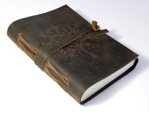 Carnet en cuir de buffle véritable, style vintage, avec couverture avant gaufrée motif Arbre de Vie et sangle assortie, pour la vente en gros - Product Image 2