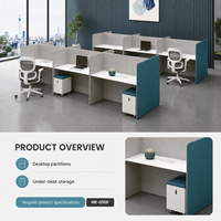 Poste de travail moderne en bois pour 3 personnes avec panneaux gris hauts et piliers de rangement mobiles pour bureaux à aménagement ouvert