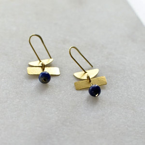 Boucles d'oreilles pendantes géométriques en or et lapis-lazuli - Bijoux minimalistes en laiton avec pierre bleue certifiée IGI pour femme - Idéales pour mariage - Product Image 4