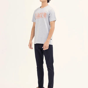 เสื้อยืดแขนสั้นสีเทาสำหรับผู้ชายพร้อมพิมพ์ลายตัวอักษรสีส้มทรงปกติสไตล์ลำลองคอกลมผ้าฝ้ายเจอร์ซีย์ - Product Image 3