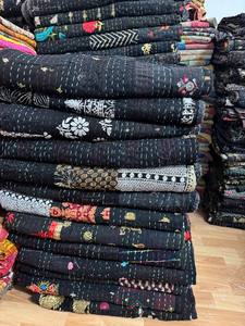 Couverture en patchwork Kantha en coton vintage de couleur noire – Couvre-lit indien fait main, couverture bohème réversible - Product Image 1