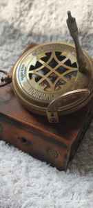 Brújula de Bolsillo Metálica Antigua con Estuche de Cuero, Diseño Grabado, Acabado Pulido - Regalo Náutico Marítimo Hecho a Mano para Coleccionistas - Product Image 3