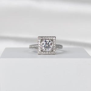 แหวนเพชรทรงกลม 1 กะรัต ผลิตในห้องปฏิบัติการ ได้รับการรับรองจาก IGI สี E ความสะอาด VVS2 รูปทรง Ideal Cut เพชรข้างประดับ ทองคำขาว 14K แหวนหมั้น - Product Image 3