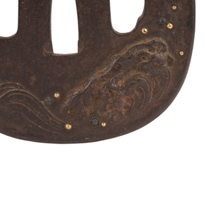 Tsuba japonaise de la période Edo en fer incrusté, motif Iroe Lapin et Vagues Brutes, garde d'épée non marqué - Product Image 4