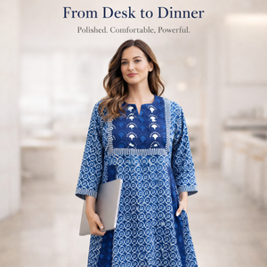 Vestido largo de algodón artesanal con estampado indigo a mano, cuello en V pequeño, manga larga, panel en contraste y vuelo estilo Kali para mujer - Product Image 6