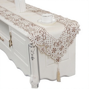 Chemin de table moderne minimaliste 100% coton - Motif brodé sophistiqué - Tissu de haute qualité pour une salle à manger élégante - Product Image 2