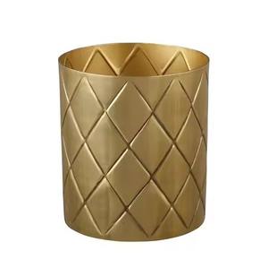 Poubelle artistique en métal conçue pour une expérience de rangement luxueuse dans le salon, la chambre, la cuisine et les maisons - Product Image 1