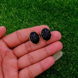 Pendentif en onyx noir fait à la main fleur sculpture plaqué or forme ovale lunette réglage élégant collier en laiton pour la fabrication de mode - Product Image 1