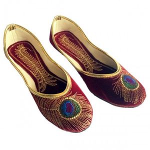 Chaussures Mule Artisanales Crème Traditionnelles avec Broderie Florale Dorée et Détails Perles Khussa – Élégantes pour Mariages et Fêtes - Product Image 1