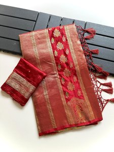 Pallu de créateur riche et élégant, à bordure traditionnelle, avec finition luxueuse, teint à la main, couleur unie, en soie satinée. - Product Image 4