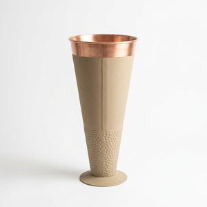 Vase de sol en fer fait main de 24 cm avec bordure en cuivre sable chaud, design conique pour la décoration intérieure, les hôtels et les mariages - Product Image 1